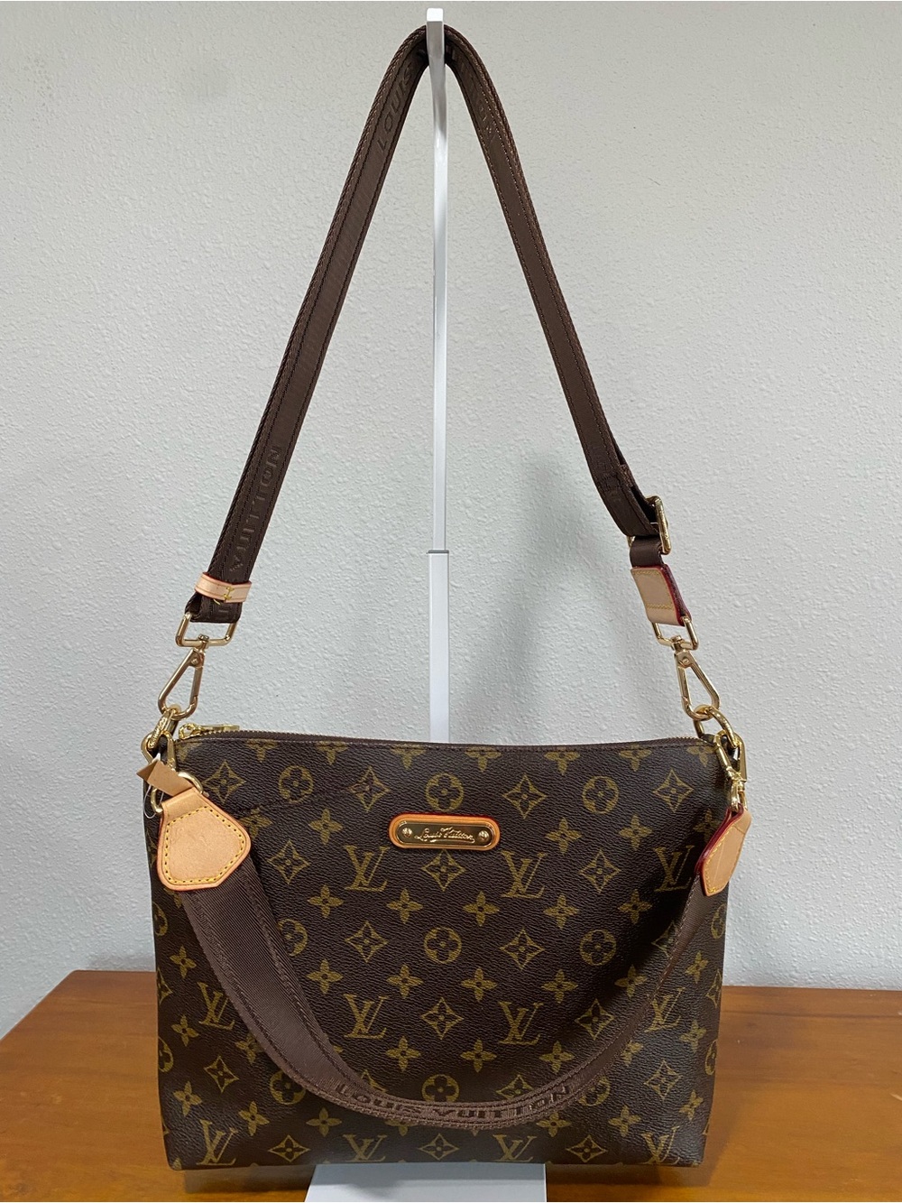 Brown Shoulder Bag with Tan Accents 💐Authenticity Not Guaranteed💐